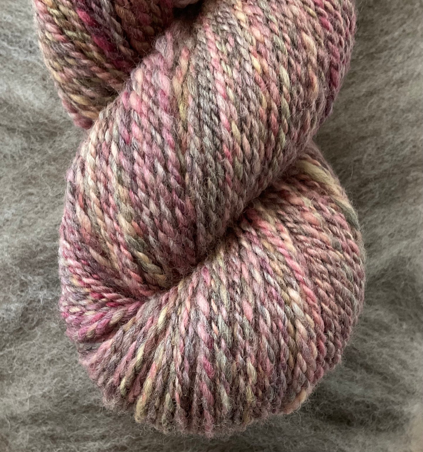 Merino Schurwolle Wolle handgesponnen 150 g " Wilde Beeren "