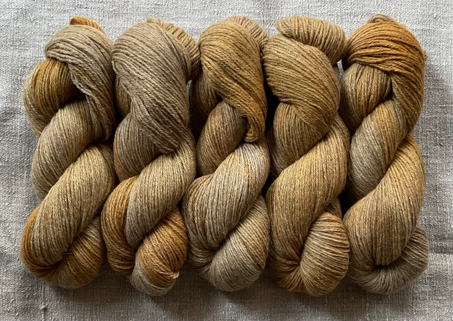 Handgefärbte Merino Schafwolle aus Arles und Portugal "Bäuerlich schön"