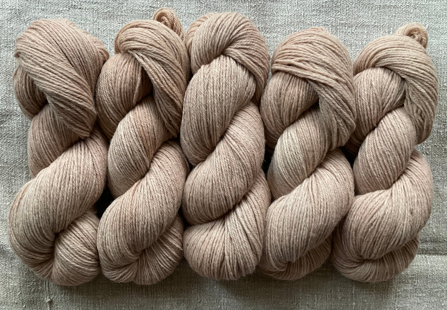 Handgefärbte Merino Schafwolle aus Arles und Portugal "Bäuerlich schön"