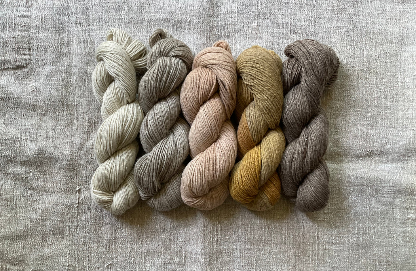 Handgefärbte Merino Schafwolle aus Arles und Portugal "Bäuerlich schön"