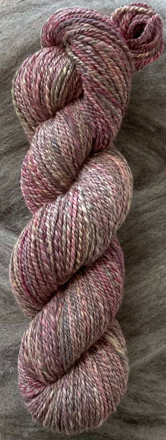 Merino Schurwolle Wolle handgesponnen 150 g " Wilde Beeren "