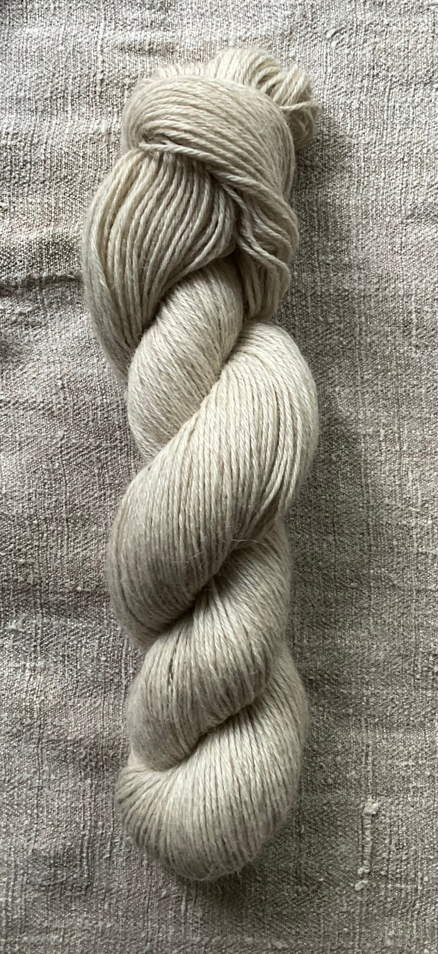 Handgefärbte Merino Schafwolle aus Arles und Portugal "in der alten Stube"