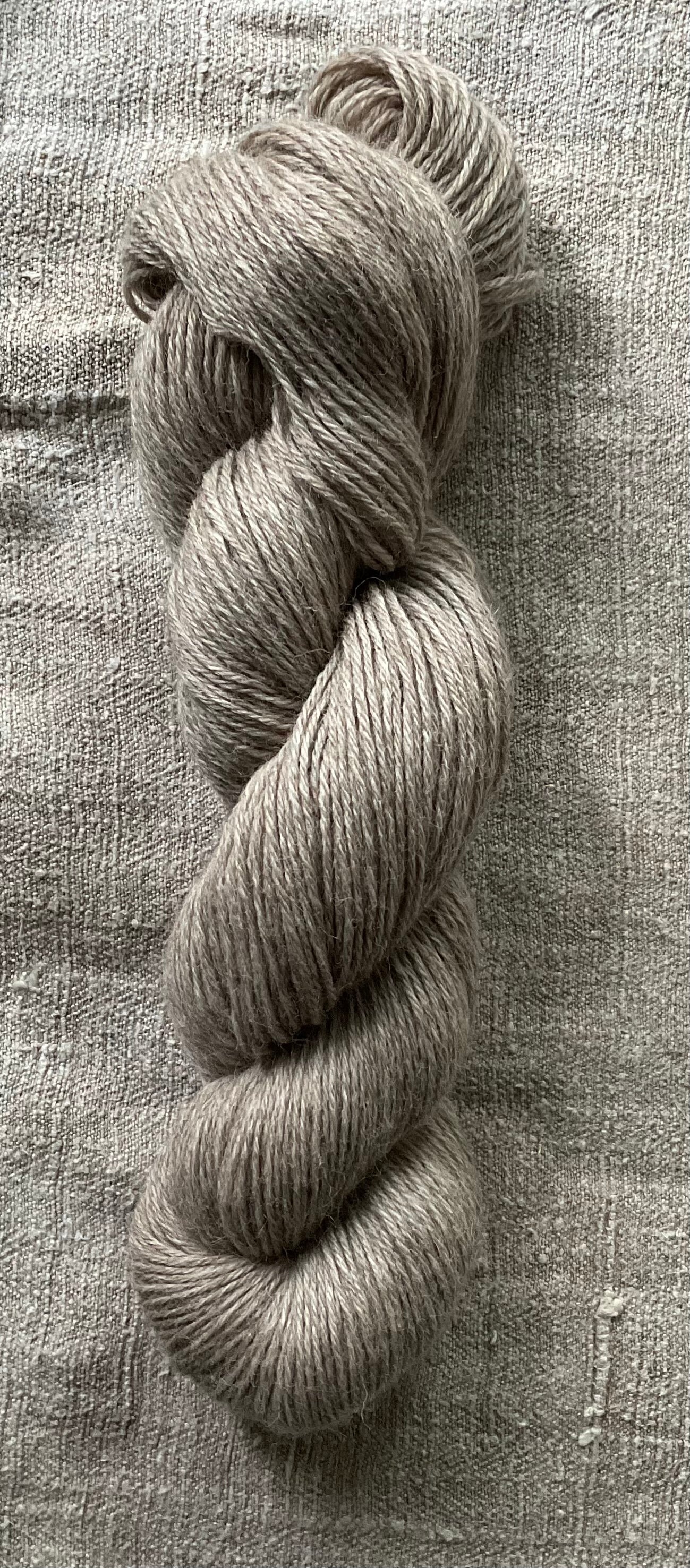 Handgefärbte Merino Schafwolle aus Arles und Portugal "in der alten Stube"