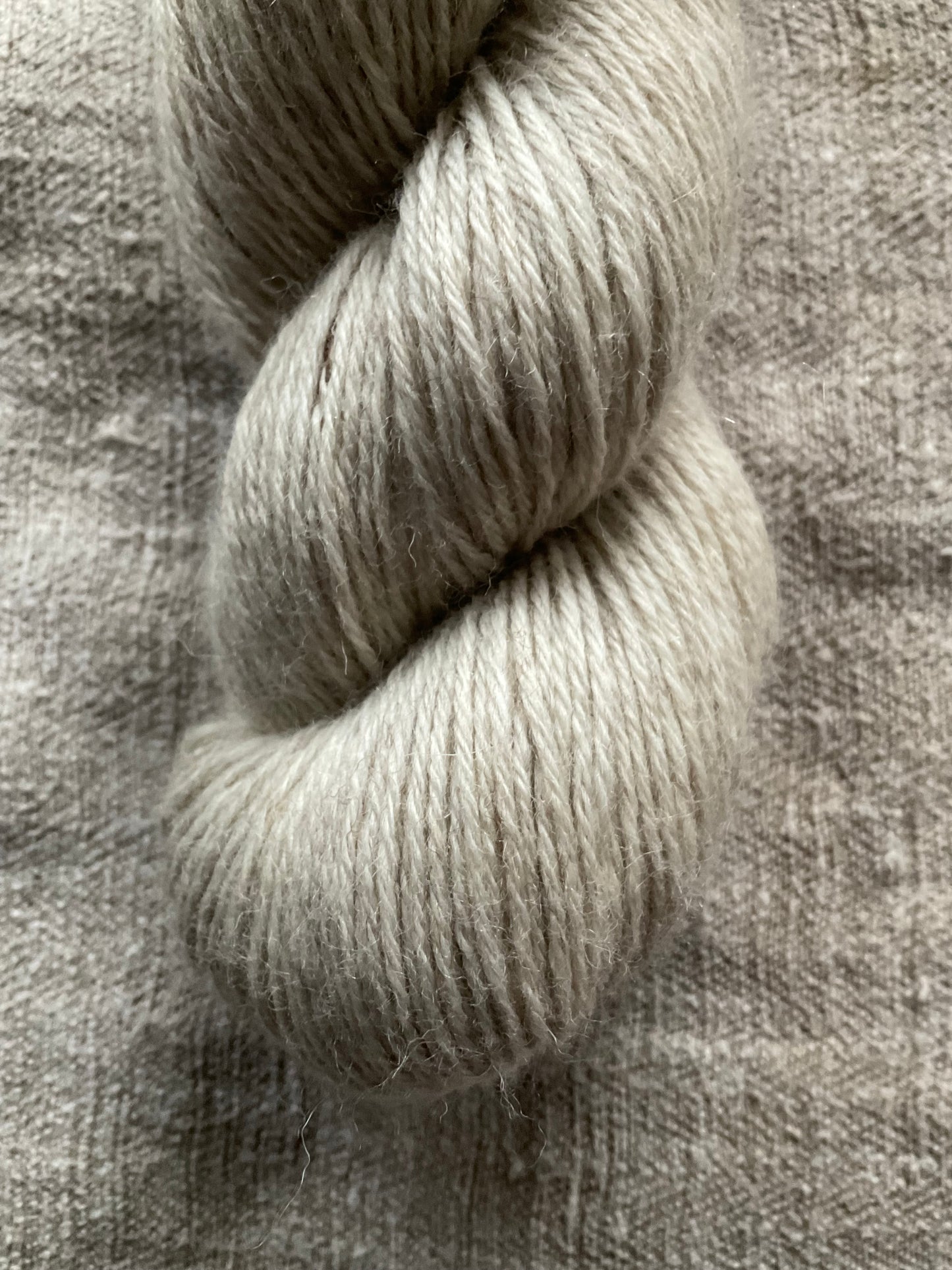 Handgefärbte Merino Schafwolle aus Arles und Portugal "in der alten Stube"