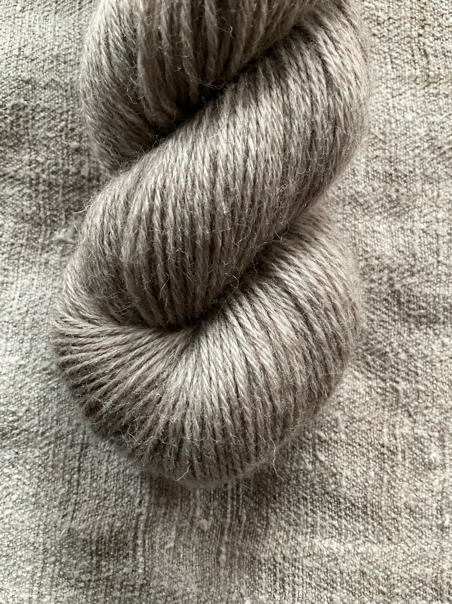 Handgefärbte Merino Schafwolle aus Arles und Portugal "in der alten Stube"