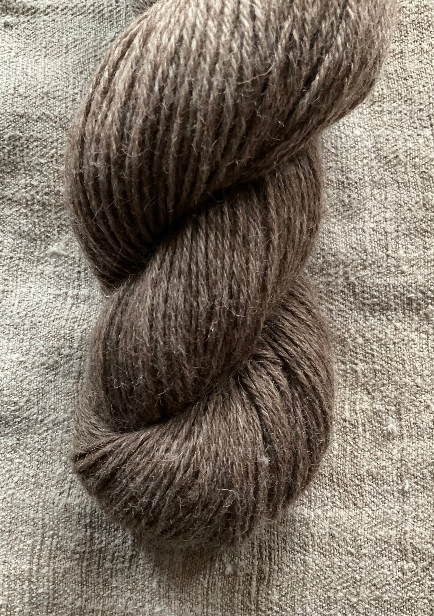 Handgefärbte Merino Schafwolle aus Arles und Portugal "in der alten Stube"